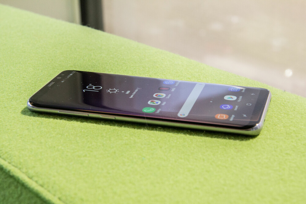 MYK: Galaxy S8+ er en gigantisk mobil, men fremstår likevel som mindre enn hva den faktisk er. De myke og buede linjene bidrar til det.