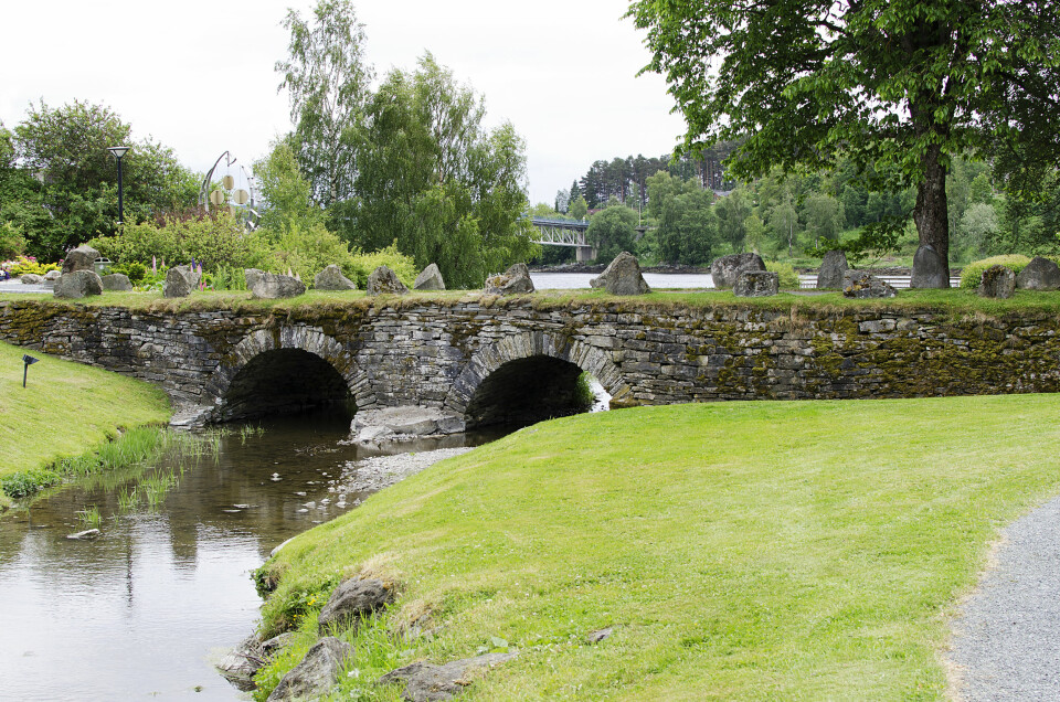 TA EN SPASERTUR: Muusbrua går gjennom Muustrøparken. Nils Aas’ Flyndra ses bak til venstre. Bak den lille broen går Straumen, én av Norges sterkeste saltvannsstrømmer.
