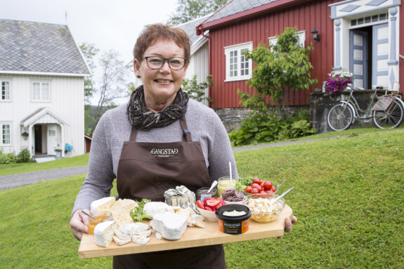 STOPP OG SPIS: Gangstad gårdsysteri drives av Astrid Aasen. Her lager hun oster og is.