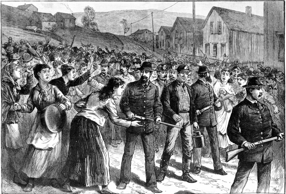 Allan Pinkertons byrå var både respektert og fryktet. Her eskorterer agenter fra byrået streikebrytere i 1884. 