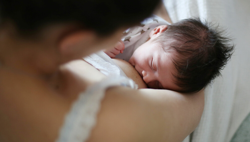 HJELPEBRYST: Hjelpebryst er et veldig godt hjelpemiddel for babyer som har nedsatt sugeevne, eller dersom du har lite melk. Foto: Gettyimages.com.