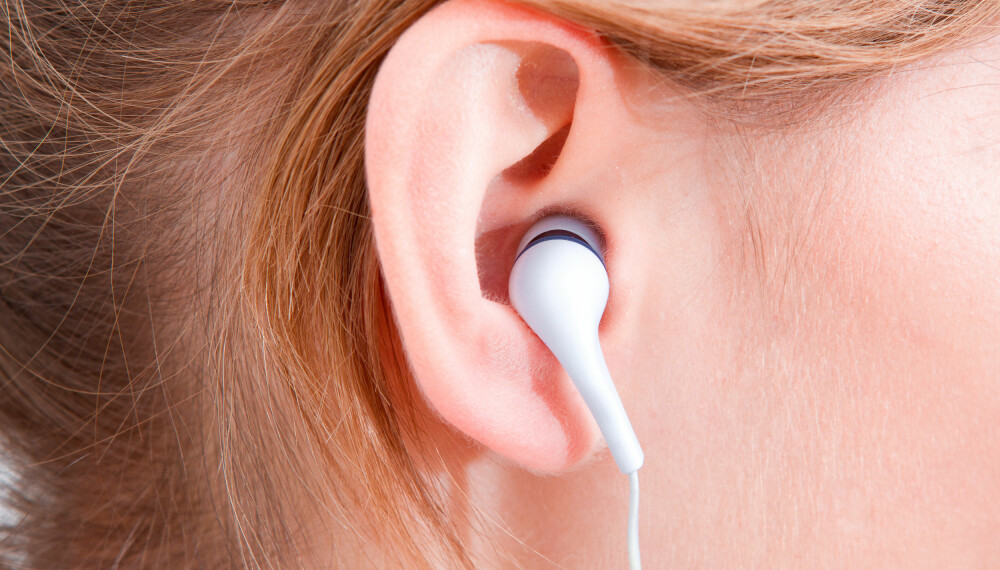 SKADELIG: Det å gå rundt med ørepropper med musikk hele dagen kan skade hørselen din. 