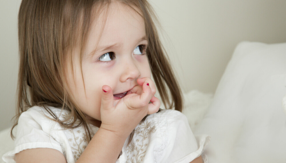 BARN SOM BITER NEGLER: Forskning sier at neglebiting opptrer oftere hos aktive og litt stressede barn, og at bitingen har en dempende effekt på rasløshet. Foto: Gettyimages.com.