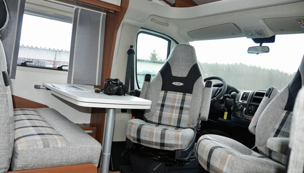 FEM: Sittegruppen har plass til fem. Bordet er lite, men kan forstørres. (FOTO: Torbjörn Stålenhag) FEM: Sittegruppen har plass til fem. Bordet er lite, men kan forstørres. (FOTO: Torbjörn Stålenhag)