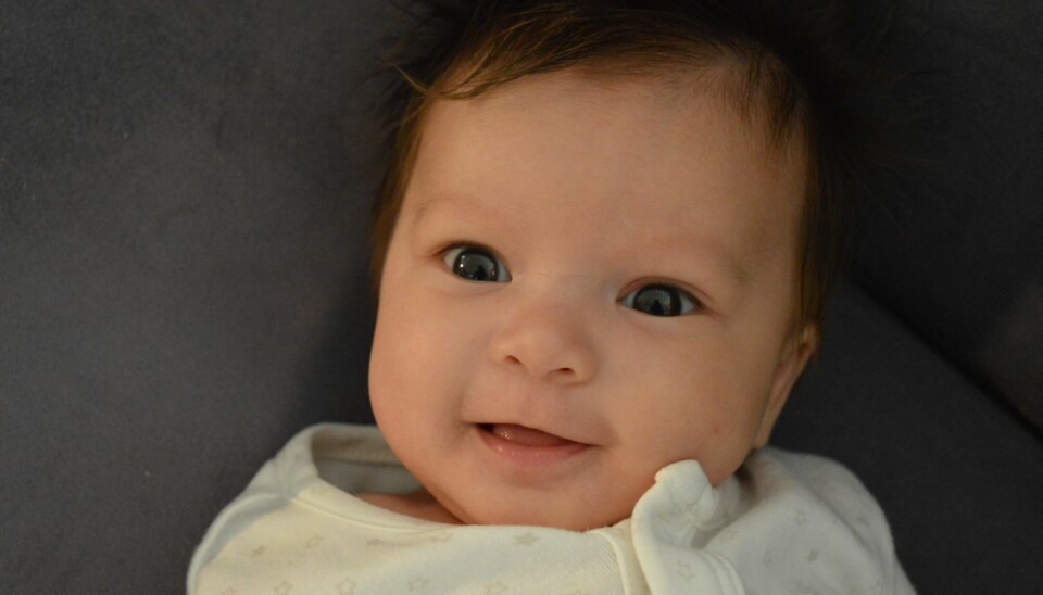 Mamma Sofie knipser mange bilder av sin lille solstråle. Det blir fine minner til fotoalbumet. Her er lille Olivia 8 uker. Foto: Privat