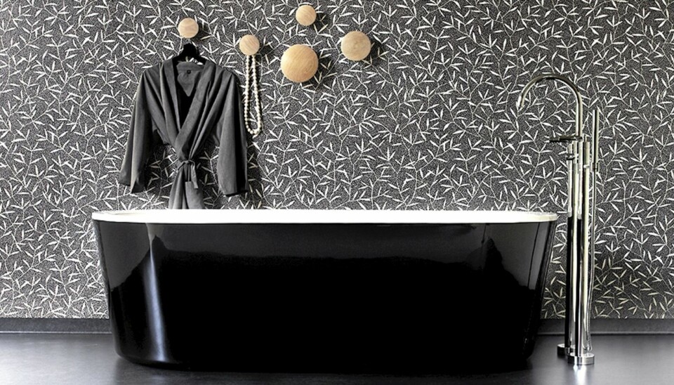 VANNTETT VINYL: Våtromsvinyl er egnet både på gulv og vegg. Bildet viser modellen Aqualon på gulv og Onyx på vegg, begge fra Forbo.
