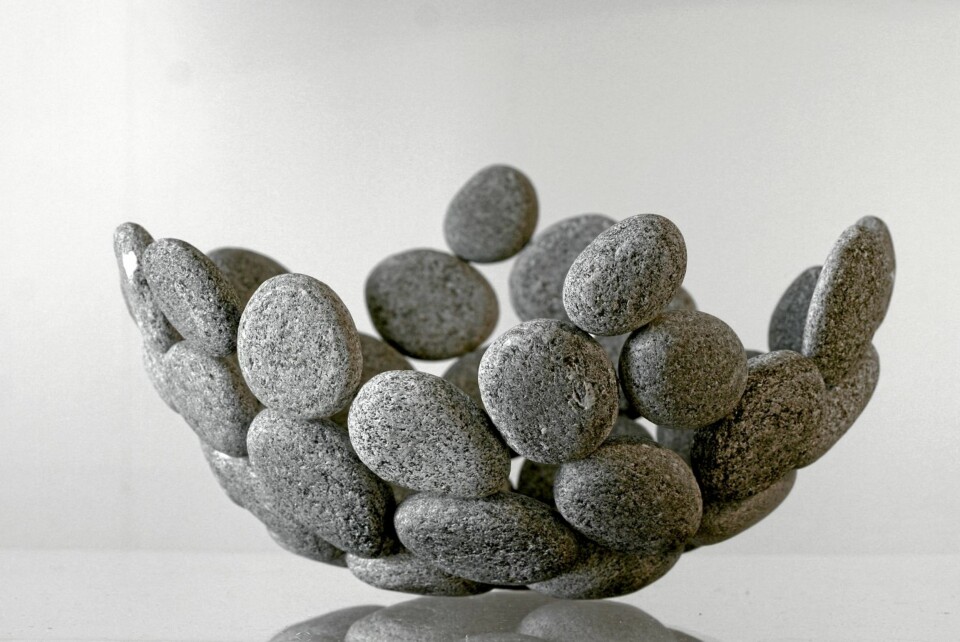 STEIN PÅ STEIN: Bollen Lightness of Stone er designet av industridesigner Linn Tale Haugen. Steinene er formet av havet og plukket på en strand i Selje, linntale.com.