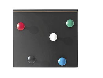 HATTEN AV: Den nylig relanserte knaggrekken «LC 17» ble designet av Le Corbusier i 1957. Han demonstrerer hvordan man med enkle midler kan oppnå stor dekorativ effekt. Produseres av Cassina. HATTEN AV: Den nylig relanserte knaggrekken «LC 17» ble designet av Le Corbusier i 1957. Han demonstrerer hvordan man med enkle midler kan oppnå stor dekorativ effekt. Produseres av Cassina.