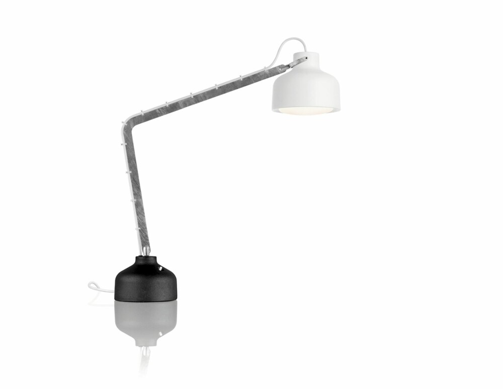 SUBTILT: Lampefoten er svart og skjermen er hvit, men formen er den samme. Lens er designet av Jens Fager for Zero. SUBTILT: Lampefoten er svart og skjermen er hvit, men formen er den samme. Lens er designet av Jens Fager for Zero.