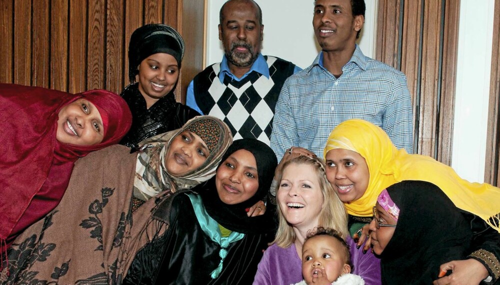 Årets Jordmor 2010 med gratulanter fra det Somaliske miljøet i Halden.