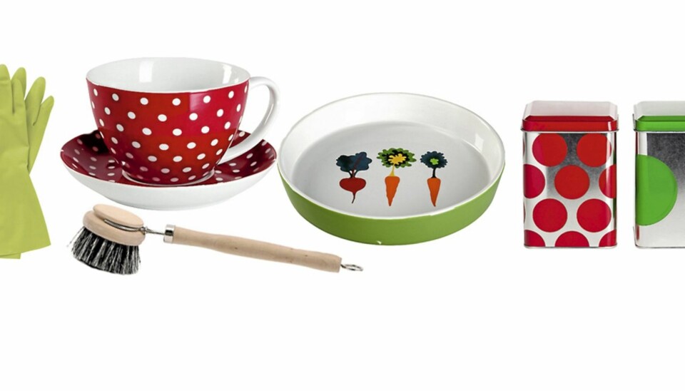 LAVBUDSJETT: Prikkete tekopp med fat fra Åhléns, kr 49. Rød tekanne fra Åhléns, kr 199. Ildfast form med grønnsakstrykk, 26 cm i diameter fra Åhléns, kr 99. Bokser med fargetrykk, h 12 cm fra Åhléns, kr 35 pr. stk.