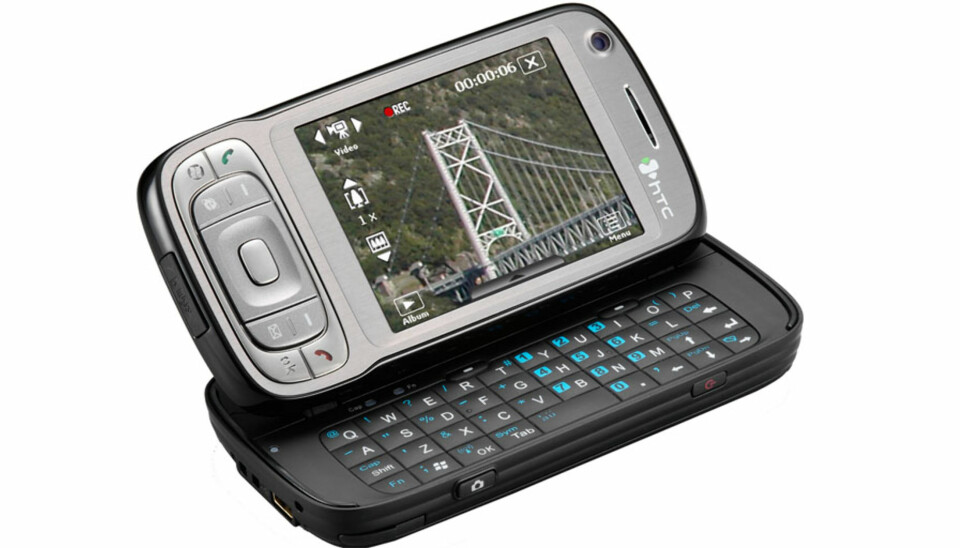 BITTE LITEN LAPTOP: Når man bretter ut TyTN II kan man dra skjermen opp, slik at den ligner en liten laptop. Mobilen fungerer både i åpnet og lukket tilstand.