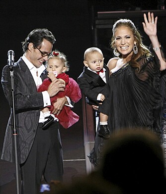 LYKKELIGE: Jennifer Lopez tok med familien på scenen. Hun holder Max, mens ektemannen Marc har lille Emme på armen.