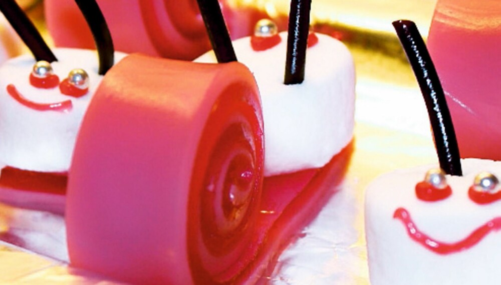 SNEGLER: Lag stripete gelé med smeltede marshmallows i gelérøren.