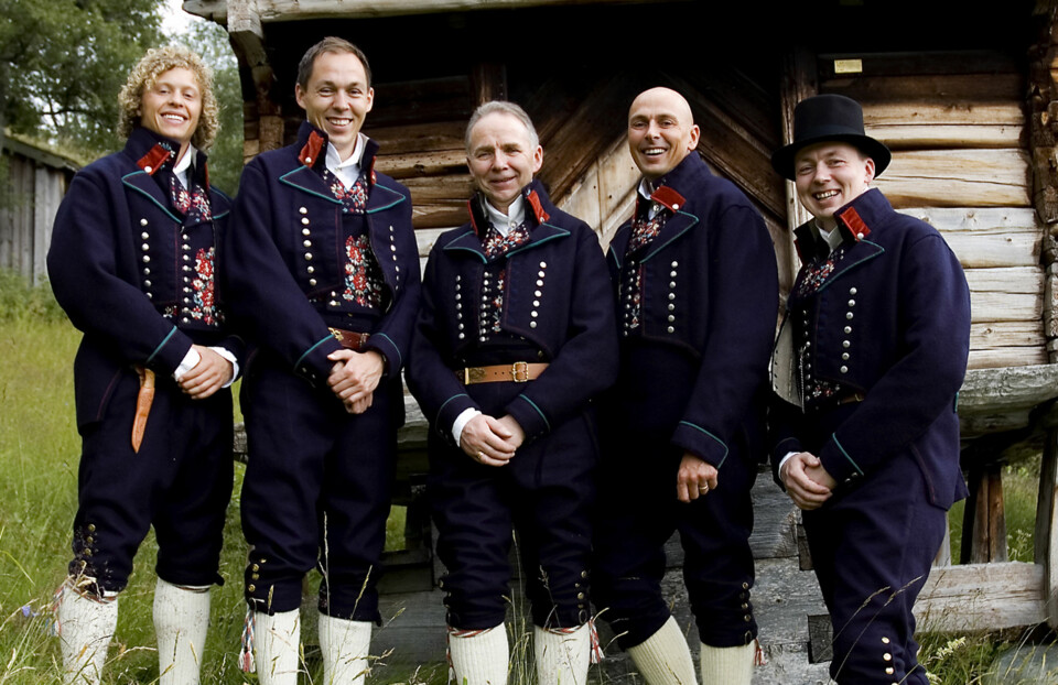 BUNAD: Hva slags bunad er dette?: Mannsbunad for Meldal
Hvem ser vi på bildet? : Einum-karene.
Hvor er bildet tatt, og i hvilken situasjon?: Meldal Bygdemuseum, bryllupet til mitt søskenbarn (første gang pappa og alle brødrene var samlet med bunad).