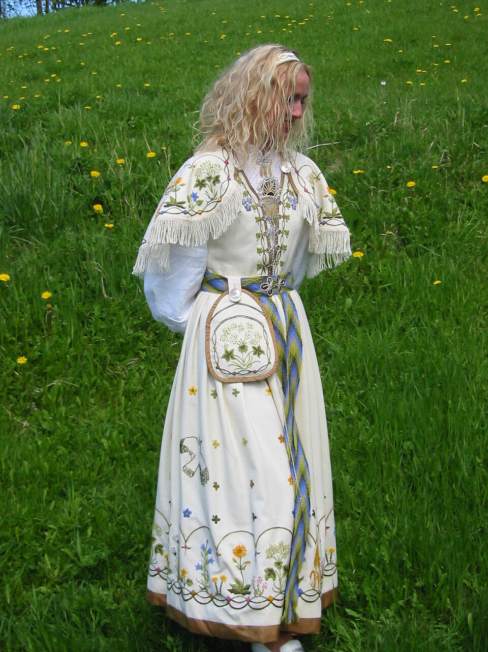BUNAD:
Hva slags bunad er dette?: Kvinnebunad fra Jæren, Veslemøy
Hvem ser vi på bildet? : Mari Elisabeth Hervold
Hvor er bildet tatt, og i hvilken situasjon?: Trondheim, 17.mai 2003