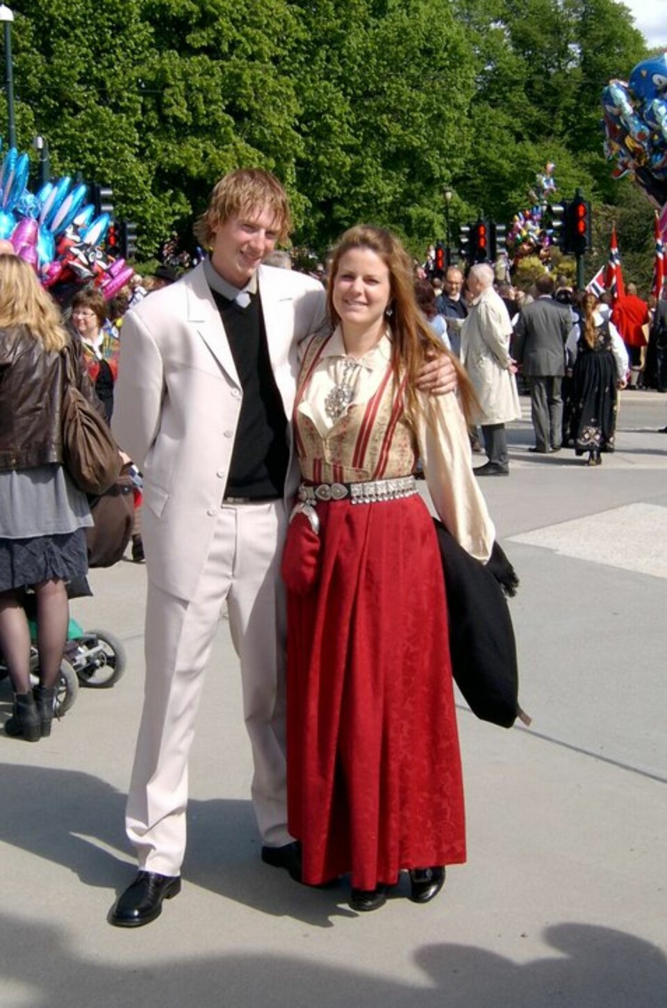 BUNAD:
Hva slags bunad er dette?: Brudedrakt i fra Gudbrandsdalen
Hvem ser vi på bildet? : Marthe Ottesen i bunad, Ståle Johan Thorkildsen
Hvor er bildet tatt, og i hvilken situasjon?: 17.mai 2011 ved slottsparken i Oslo