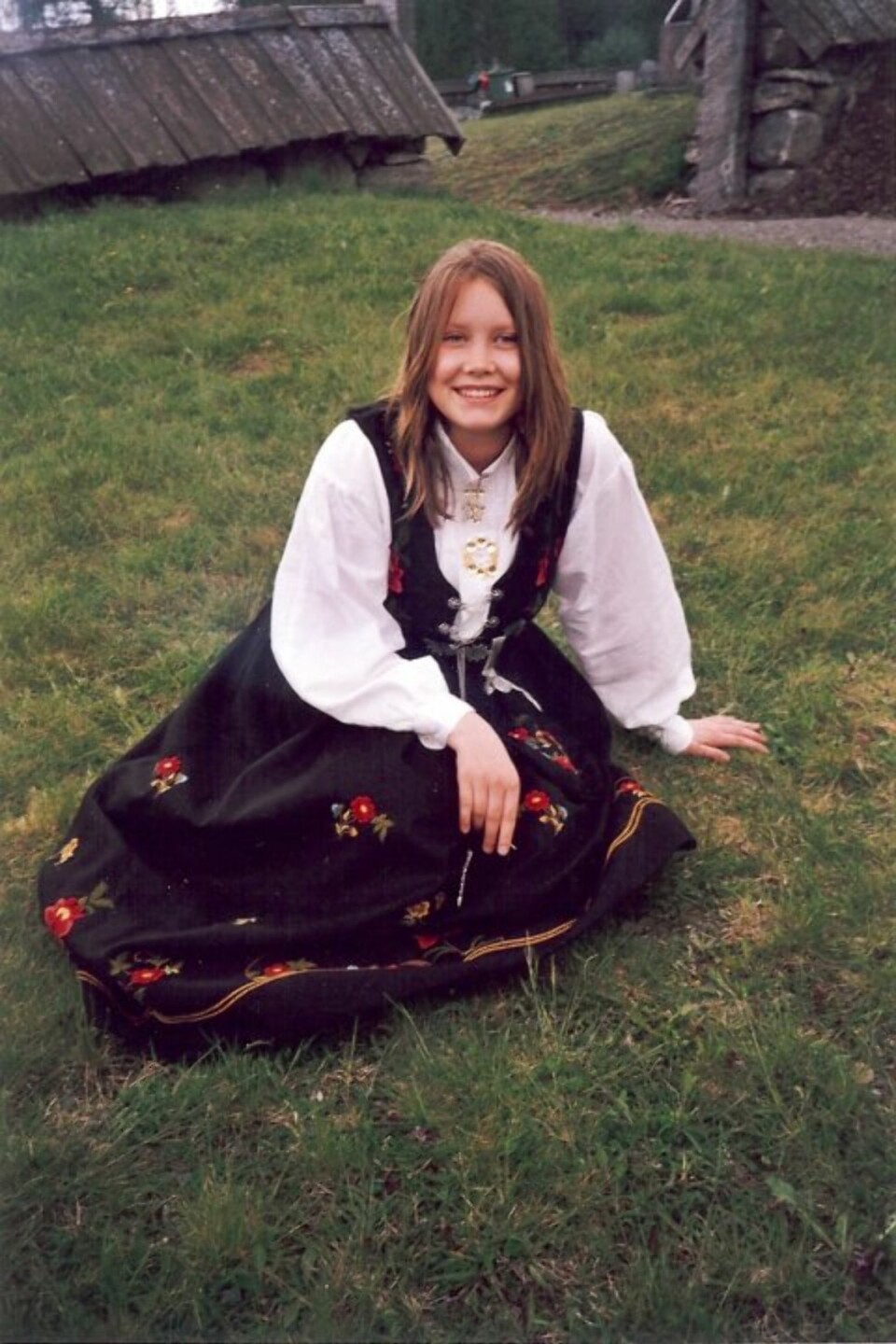 BUNAD: Hva slags bunad er dette?: Siljedrakt
Hvem ser vi på bildet? : Mona Torgersen (meg selv)
Hvor er bildet tatt, og i hvilken situasjon?: Bildet er tatt utenfor Veldre kirke, dagen jeg ble konfirmert.