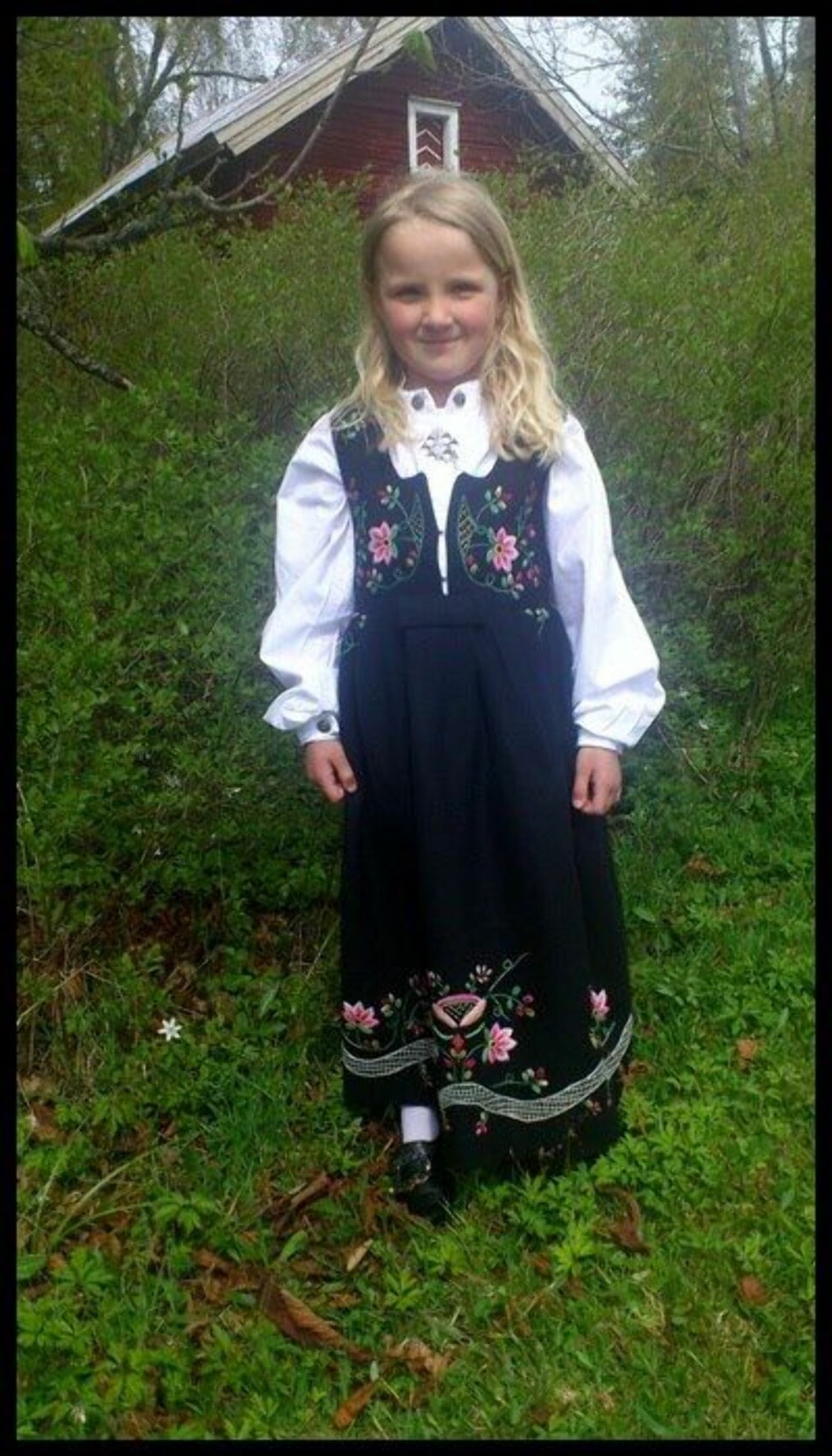 BUNAD: Hva slags bunad er dette?: Lundebybunad
Hvem ser vi på bildet? : Det er mitt barnebarn Elin Kristin Rønning
Hvor er bildet tatt, og i hvilken situasjon?: Bilder er tatt på Magnor i Hedmark. Prøver ny bunad før 17 mai