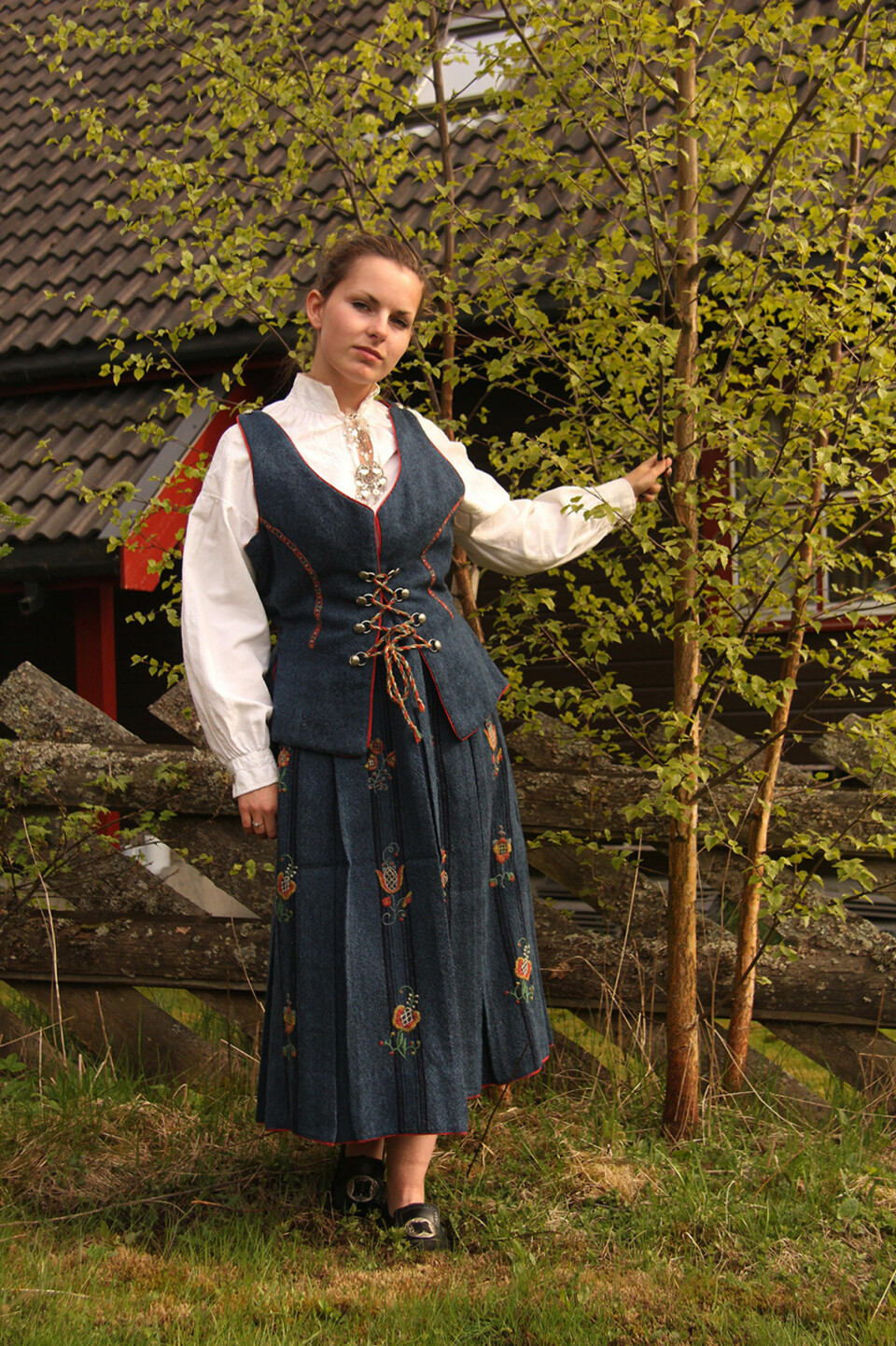 BUNAD: Hva slags bunad er dette?: Hedmarksbunad 1935 modell
Hvem ser vi på bildet? : Marte Øverland Kornerud
Hvor er bildet tatt, og i hvilken situasjon?: Brumunddal