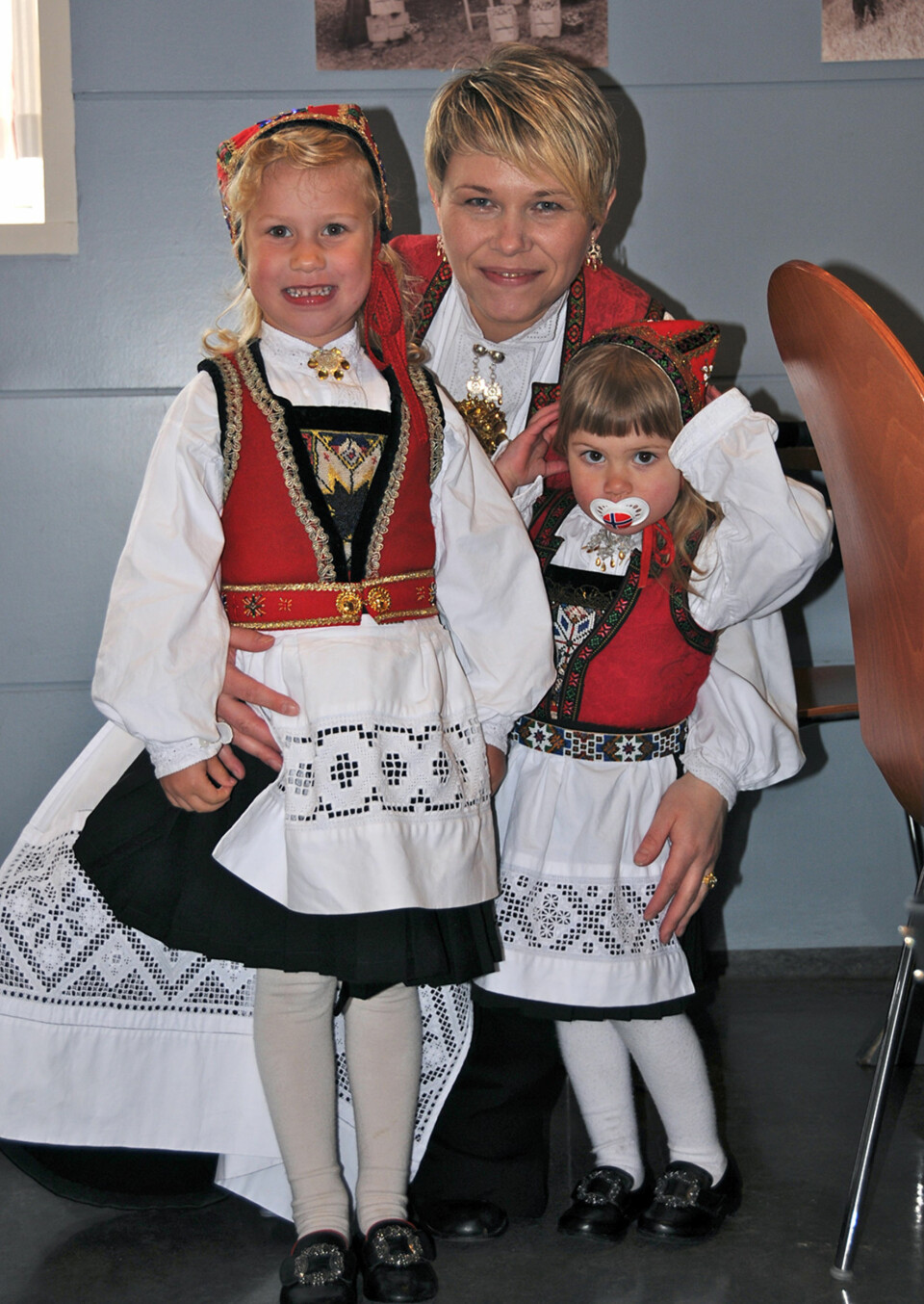 BUNAD: Hva slags bunad er dette?: Hardanger bunad. Barnebunadene har noen veldig gamle deler, noen litt gamle og noen helt nye deler.
Hvem ser vi på bildet? : Sara Louise 4 år, Mina (snart ) 3 år med tante Aina Frøynes
Hvor er bildet tatt, og i hvilken situasjon?: 17.mai 2012 på Lofthus i Hardanger