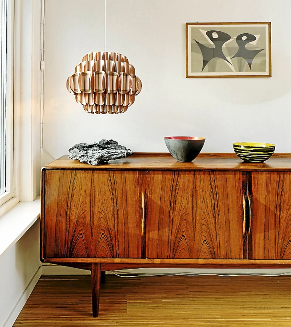 RETROSKJENK: Palisanderskjenk er typisk for tidsepoken. Det samme er emaljebollen, designet av Grete Prytz Kittelsen i 1958.