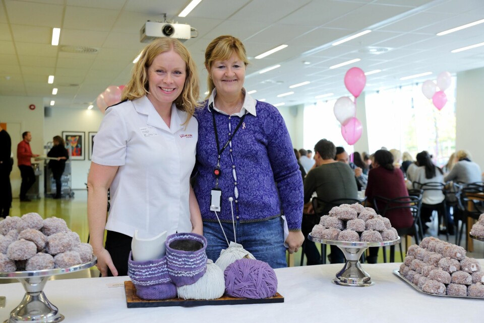 Leder for velferd og utvikling i Frelsesarmeen, Elin Herikstad, og Familiens redaktør, Ingvild Hagen, er rørt over folks hjertevarme i forbindelse med Sokker som varmer.