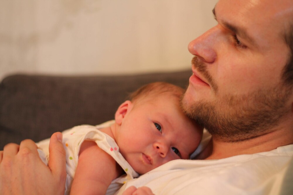 Det er deilig med nærhet, og godt å slappe av litt på pappas bryst. Foto: privat