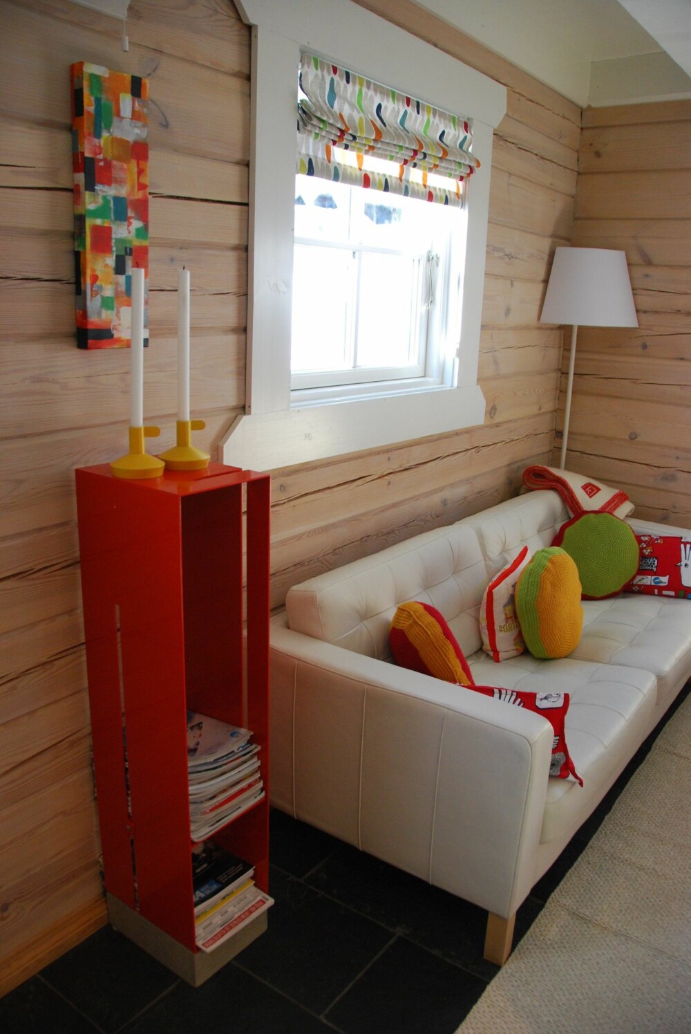 Stue med moderne møbler og plassbesparende hjørnelampe