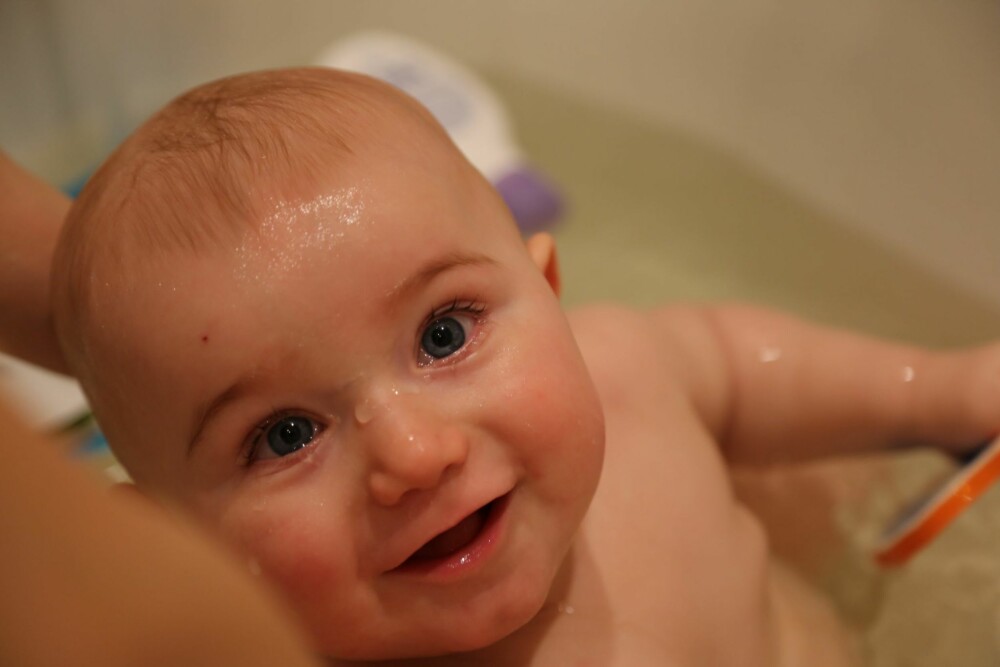 William elsker å bade, og det er ekstra stas om storebror er med. 