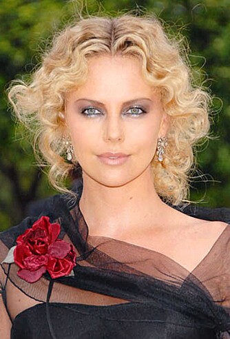 CHARLIZE THERON: Charlize har skjønt det. Svart kajal på våtkanten på øynene gir et sexy og intenst blikk. CHARLIZE THERON: Charlize har skjønt det. Svart kajal på våtkanten på øynene gir et sexy og intenst blikk.
