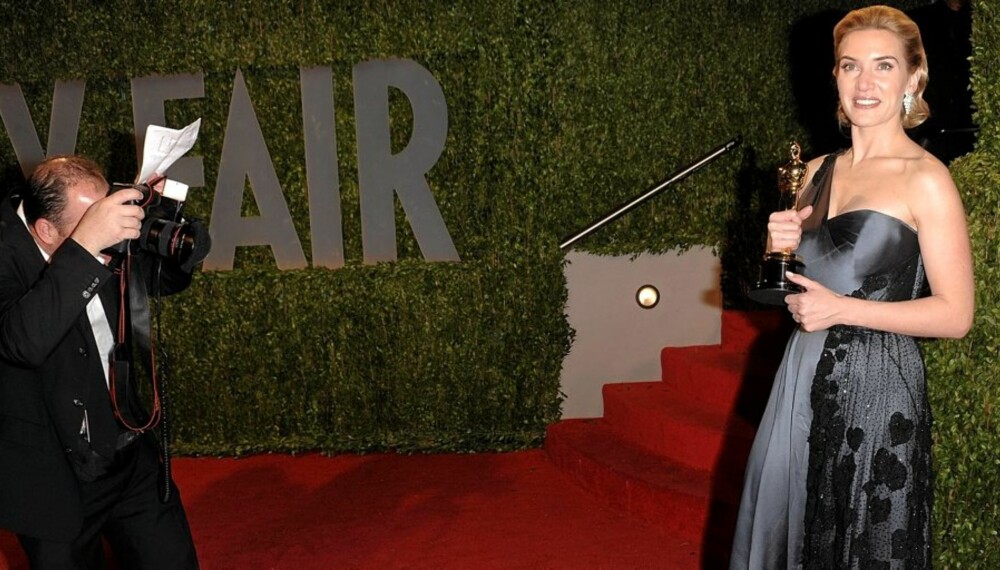 POSERER: Kate Winslet viser fram sin nye kjole.