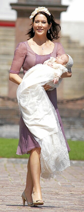 DÅP: Kronprinsesse Mary var nydelig antrukket under dåpen til Prinsesse Isabella Henrietta Ingrid Margrethe.