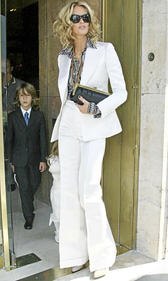 AVSLAPPET: En hvit dress à la Elle McPherson sin er lekker og samtidig passe avslappet.