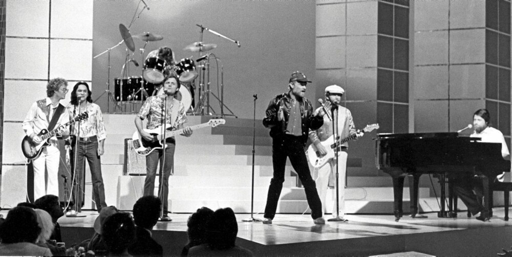 KLASSIKER: Ingenting er vel mer sommer enn The Beach Boys. Her opptrer de på American Bandstand i 1981.