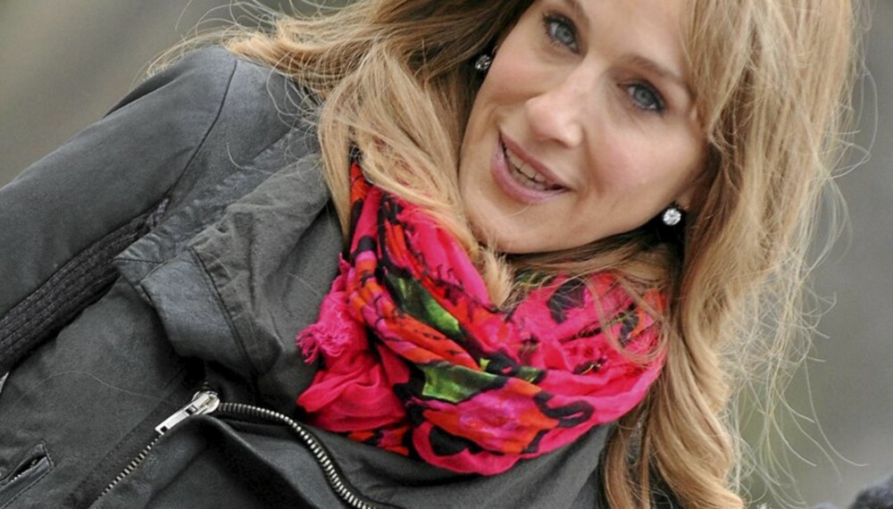 TRENDY: Sarah Jessica Parker er som vanlig trendy med et nostalgisk skjerf og en tøff mc-jakke. TRENDY: Sarah Jessica Parker er som vanlig trendy med et nostalgisk skjerf og en tøff mc-jakke.