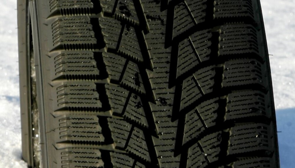GODT PÅ VINTERFØRE: Bridgestone Blizzak Nordic har godt grep på snø, balansert handling på is og snø, men svake handlingresultater på våt asfalt. GODT PÅ VINTERFØRE: Bridgestone Blizzak Nordic har godt grep på snø, balansert handling på is og snø, men svake handlingresultater på våt asfalt.