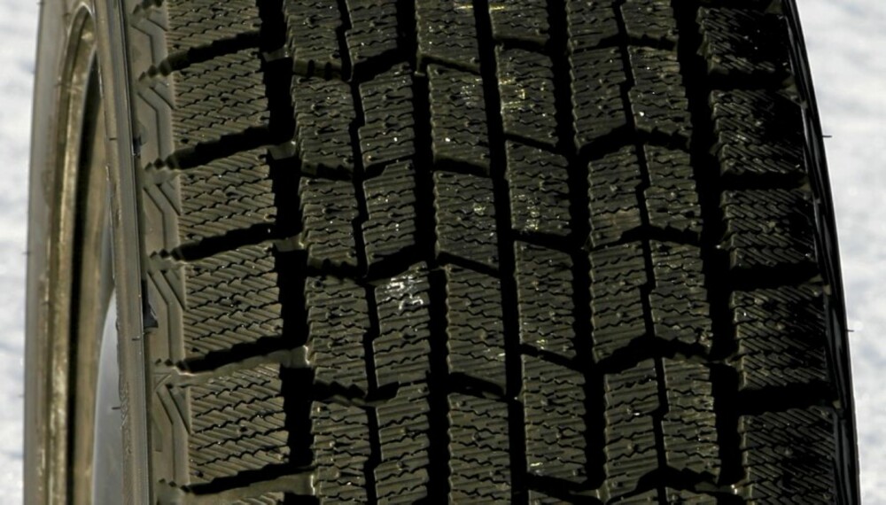 IKKE BRA PÅ VÅTT: Goodyear Ice Navi har gode bremseegenskaper på is og snø, men svake dreneringsegenskaper, og er ikke optimalt på våt asfalt. IKKE BRA PÅ VÅTT: Goodyear Ice Navi har gode bremseegenskaper på is og snø, men svake dreneringsegenskaper, og er ikke optimalt på våt asfalt.