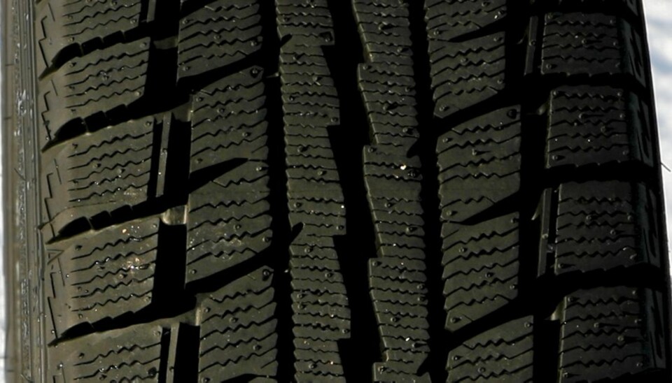 MED FORBEHOLD: Dunlop Graspic DS-2 er balansert på snø, men svakt på bar asfalt og på is.