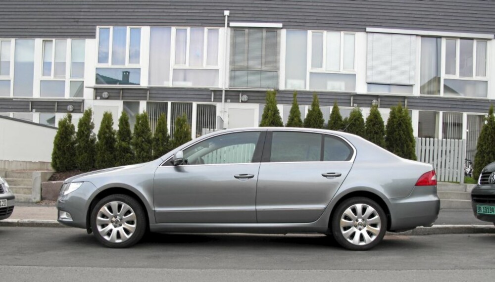 FORKLEDD KOMBI: Skoda Superb sedan burde regnes som kombibil. Anyway - saken er at du får ekstremt mye bagasjerom for kronene i forhold til bilstørrelsen. FORKLEDD KOMBI: Skoda Superb sedan burde regnes som kombibil. Anyway - saken er at du får ekstremt mye bagasjerom for kronene i forhold til bilstørrelsen.
