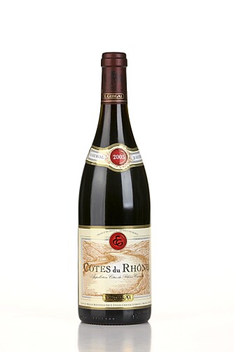 MØRKE BÆR: Guigal Côtes du Rhône 2005 dufter mørke bær og vanilje.