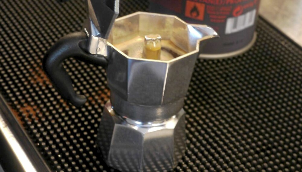 Bialetti: Trykket dannes av det kokende vannet. Sett den i glørne, så har du kaffe på noen minutter. Bialetti: Trykket dannes av det kokende vannet. Sett den i glørne, så har du kaffe på noen minutter.