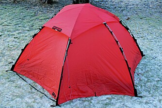 LITE FORTELT: Glimrende i terreng hvor det er vanskelig å finne gode teltplasser, men savner større fortelt.