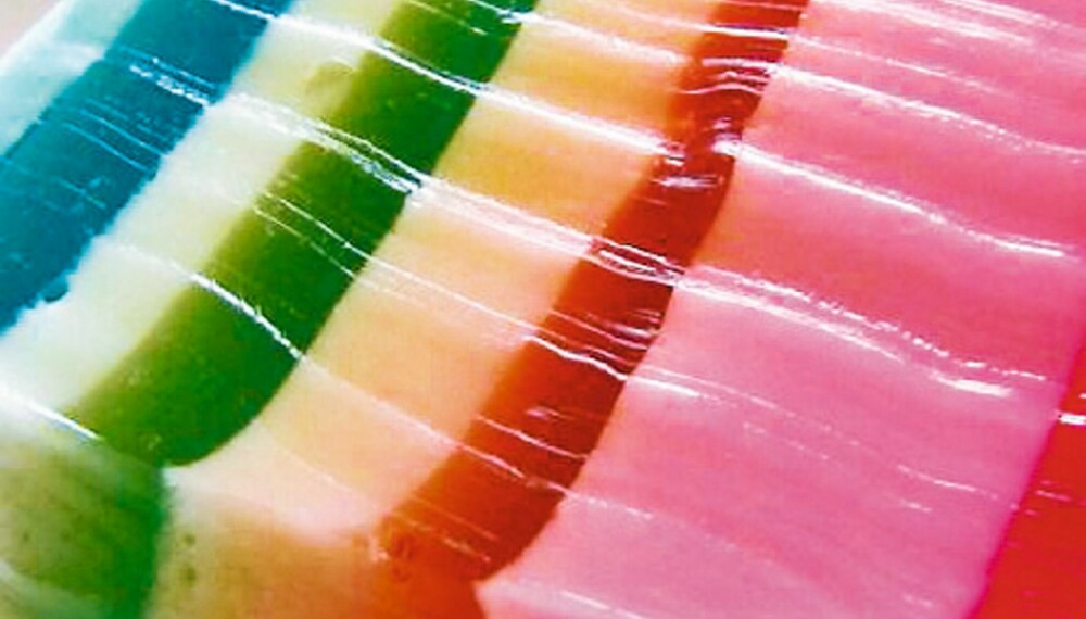 FARGERIKT: Stripete gelé vekker oppsikt på dessertbordet!