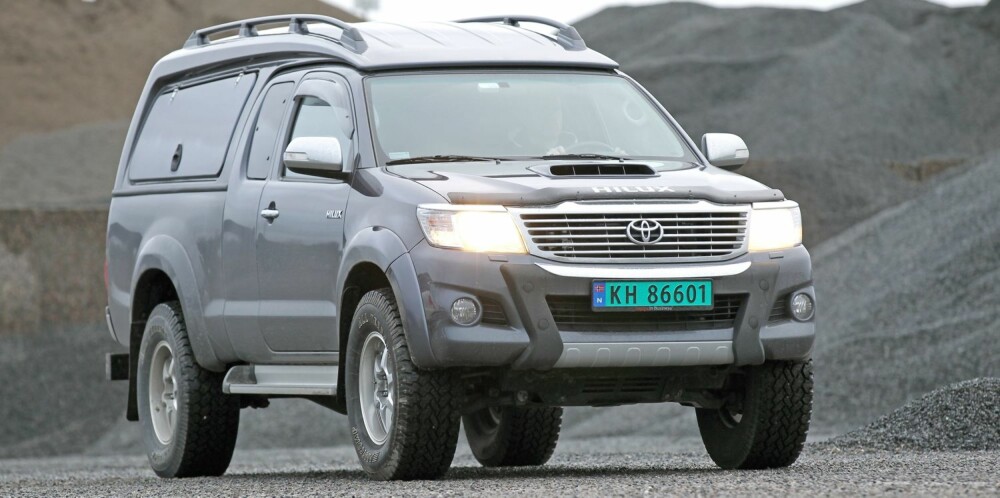 PICKUP: Vår Hilux er den spesialutviklede Cargoversjonen med Artic Truckspakke. 4WD-systemet kobles inn med spak i midtkonsollet og er av den stive typen med kraftfordeling 50/50. PICKUP: Vår Hilux er den spesialutviklede Cargoversjonen med Artic Truckspakke. 4WD-systemet kobles inn med spak i midtkonsollet og er av den stive typen med kraftfordeling 50/50.