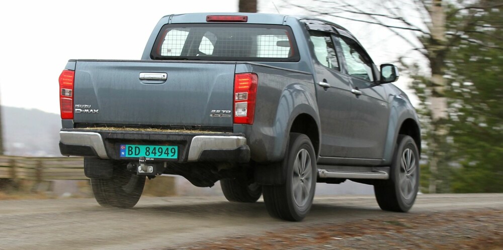 DET DU TRENGER: Isuzu er bra utstyrt og koster ikke allverden. 4WD-systemet kobles inn med en bryter i midtkonsollet opp til 100 km/t. Forbindelsen mellom for- og bakaksel er stiv og fordelingen 50/50.