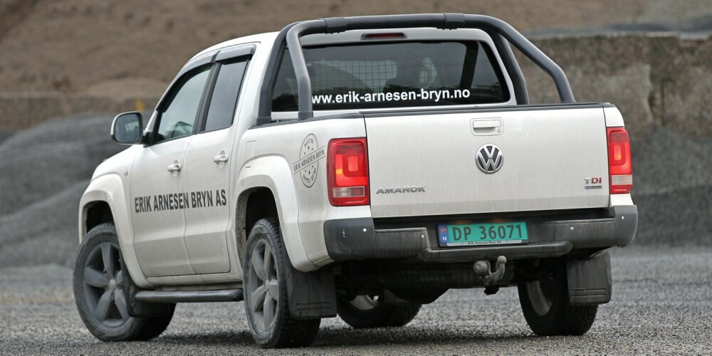 NESTEN PERSONBIL: Både innvendig og kjøremessig er Amarok den mest personbilaktige. Åttetrinns automatgir og permanent 4WD bidrar til den den følelsen, men det synes også på prislappen. NESTEN PERSONBIL: Både innvendig og kjøremessig er Amarok den mest personbilaktige. Åttetrinns automatgir og permanent 4WD bidrar til den den følelsen, men det synes også på prislappen.