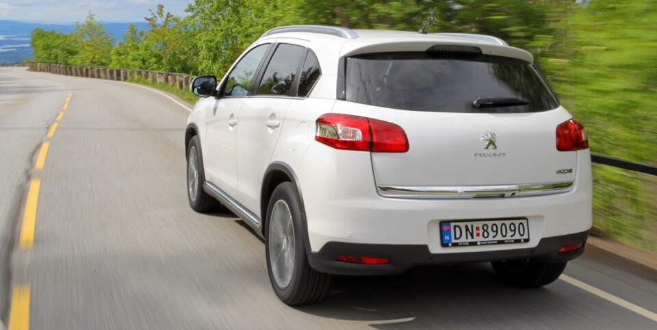 IKKE IMPONERENDE: Det er drivlinje som står frem som den dårligste delen av pakken i Peugeot 4008. Vi skulle gjerne sett at den hadde Peugeots egen toliter under panseret.