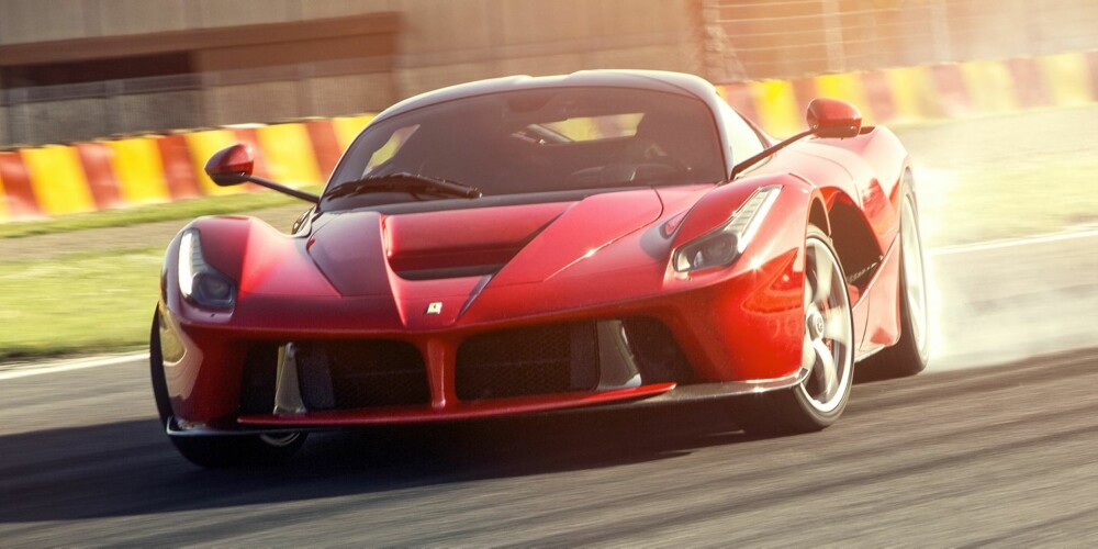 RØD, MEN INGEN FARE: LaFerrari er kanskje en litt vissent navn, men bilen mener alvor. RØD, MEN INGEN FARE: LaFerrari er kanskje en litt vissent navn, men bilen mener alvor.