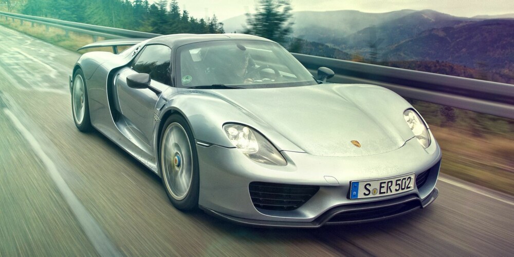 MEGABIL: 918 Spyder har ikke mindre enn tre motorer: Hovedkilden er en 4,6-liters på V8-motor på 608 hk. I tillegg kommer en hybridmodul på bakakslingen på 154 hk, samt en elektrisk motor på frontakslingen på 127 hk. MEGABIL: 918 Spyder har ikke mindre enn tre motorer: Hovedkilden er en 4,6-liters på V8-motor på 608 hk. I tillegg kommer en hybridmodul på bakakslingen på 154 hk, samt en elektrisk motor på frontakslingen på 127 hk.